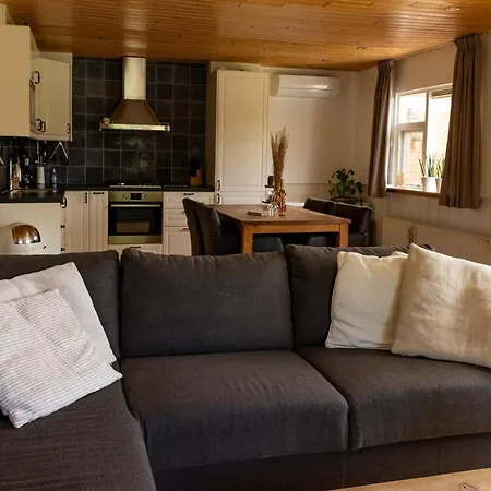 Holiday home Gezellig Ruim Landelijk Huisje Aan Het Water Spijkenisse
