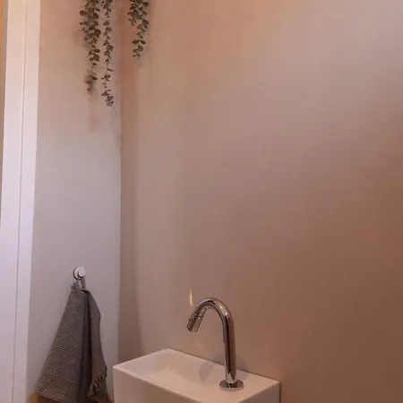 Holiday home Gezellig Ruim Landelijk Huisje Aan Het Water Spijkenisse